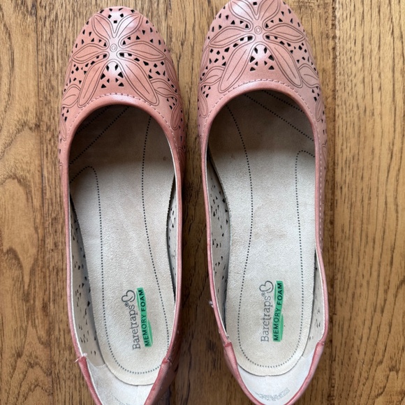 Baretraps Mariah flats, light coral with a laser-cut floral, women's size 9.5 - Picture 2 of 7